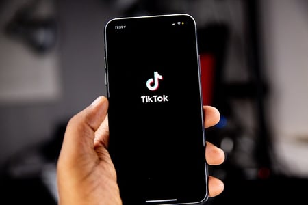 téléphone ouvrant tiktok