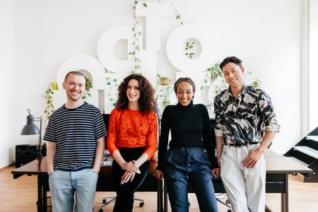 Alinear la atención al cliente con ventas y marketing