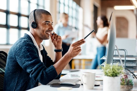 homem faz atendimento ao cliente por telefone 