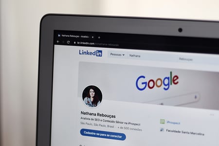 Quelle bannière LinkedIn mettre ? (Conseils + outils pour en créer une)