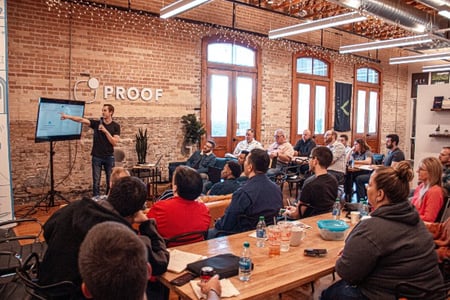 Présentation commerciale devant un groupe