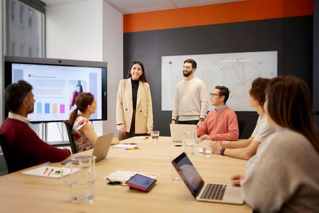 equipe de marketing analisa oportunidades de conteúdo com o uso de IA