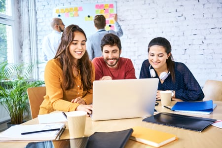 equipe analisa o uso de um crm gratuito online para seu time 