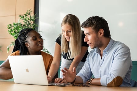 quais são os benefícios do uso de um sistema de CRM? 