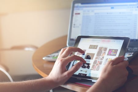 personne réfléchissant au design de service de son application