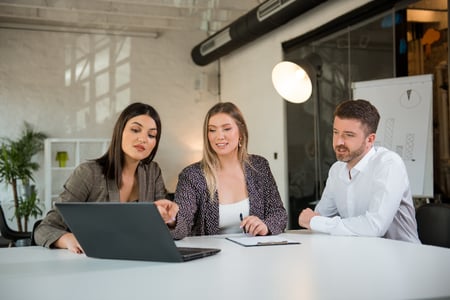time discute análises de marketing e como aplicá-las no dia a dia. 