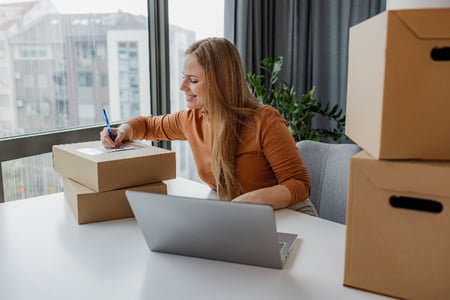 mulher estuda estratégias para aumentar as vendas do e-commerce pela internet