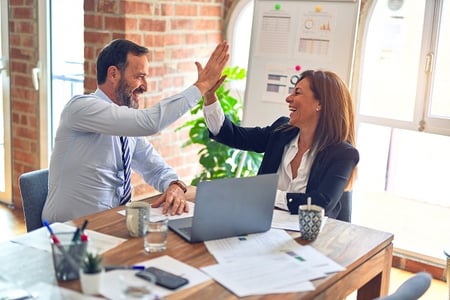 deux collaborateurs s'échangeant des feedback positifs