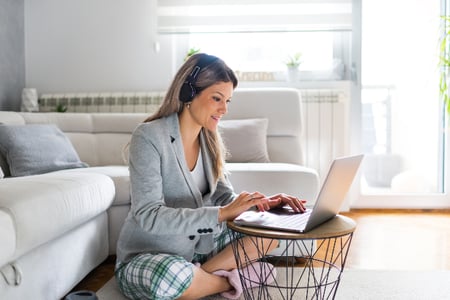 mulher interage em trabalho remoto - home office 