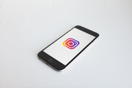 téléphone avec le logo instagram