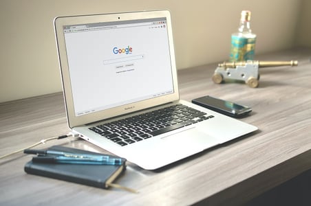 ordinateur portable avec page Google ouverte