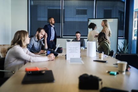 équipe de collaborateurs travaillant leur management de l'innovation