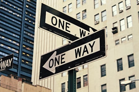 Deux flèches indiquant des directions opposées comme dans le reverse marketing