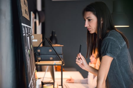 mulher analisa calendário buscando por sazonalidades - tudo o que você precisa saber sobre marketing sazonal