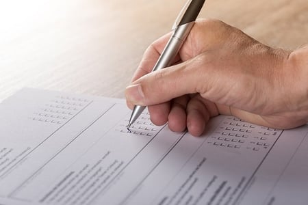 personne en train de compléter un sondage 