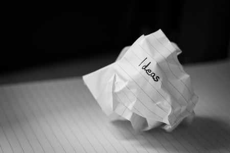 papier froissé avec idées écrit dessus
