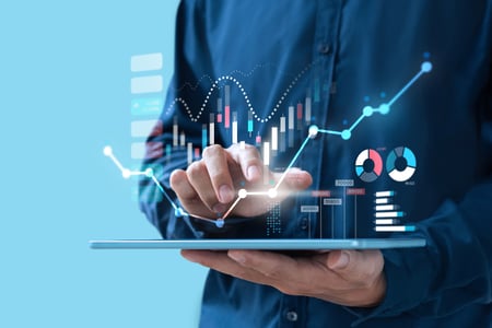 homem segura tablet a sua frente - ilustração em cima da foto mostra gráficos com modelo de crescimento saindo da tela - ideia é demostrar a praticidade de aplicar metodologias de Business Intelligence na empresa 