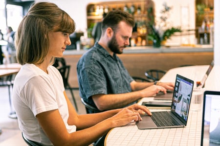 webdesigner centrant une image en css