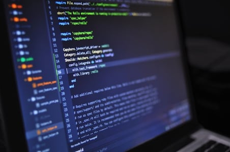 Lignes de code sur un ordinateur dans le cadre du plan de déploiement