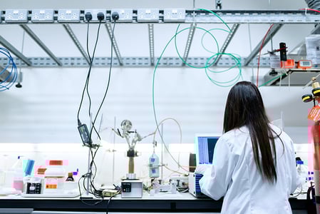scientifique dans un laboratoire