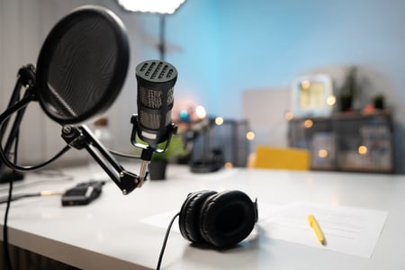 saiba mais sobre as redes sociais de áudio como o clubhouse e o twitter espaços