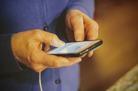 senior sur son téléphone