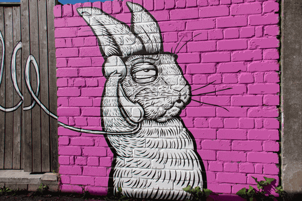 Graffiti von einem Hasen, der Telefonakquise betreibt