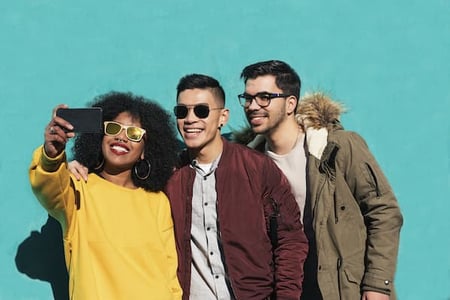 Grupo de amigos tirando uma selfie para postar em uma nova rede social