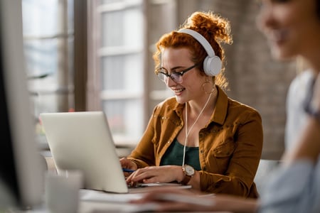 woman builds a wordpress newsletter site using a pre-built theme