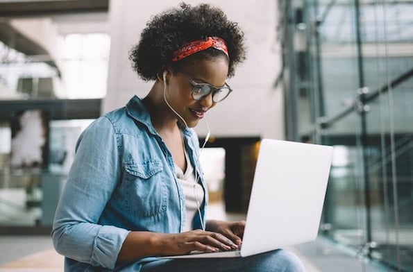 A marketer takes a free online marketing course.