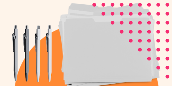 stifte liegen neben mappe für die content planung