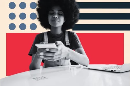 Personne tenant son téléphone dans les mains et scannant un QR code pour participer à un sondage
