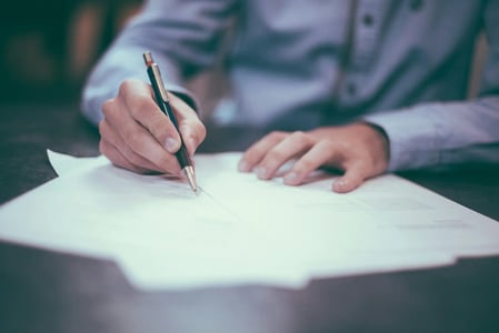 employé rédigeant un appel d'offres