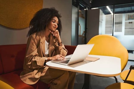 marketer using review management software to manage business customer reviews