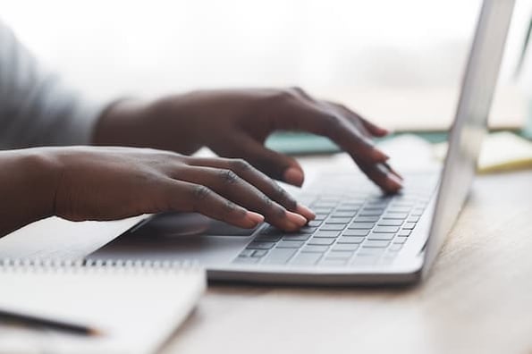 sales rep uses sales automation tools to save time and work efficiently