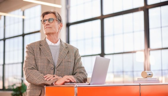 Um vendedor entrega os detalhes do e-mail de leads usando resumo de IA