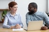 Vertriebsführungskraft und Vertriebsmitarbeiter besprechen Performance-Management-Ziele im Meeting