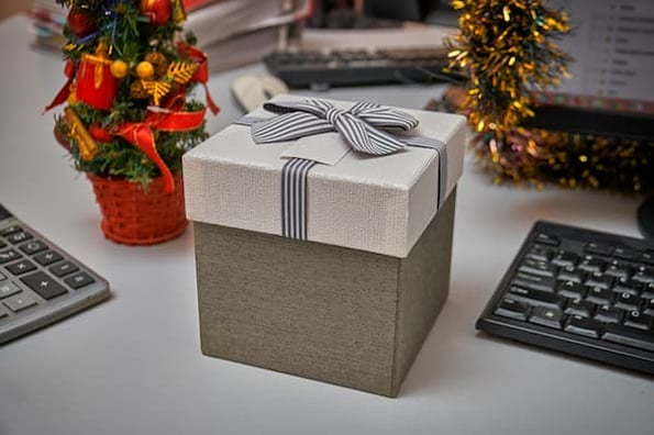 GIFT EXCHANGE IDEAS UNDER $30 // BEST SECRET SANTA GIFTS FOR SOMEONE YOU  DON'T KNOW 