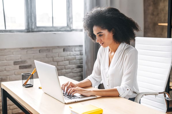 social media marketer using tactics to improve her social ROI