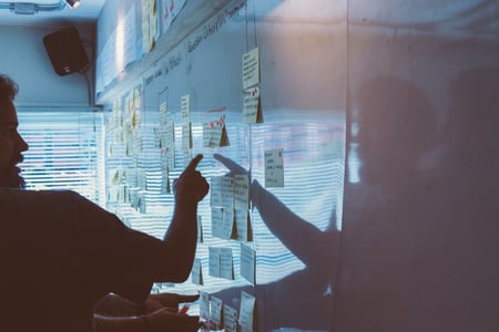 collaborateur en réflexion sur un tableau