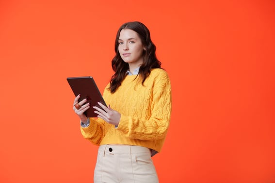 Frau benutzt ihr iPad um EEA zu lesen