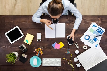 worker following the 80/20 rule at her desk