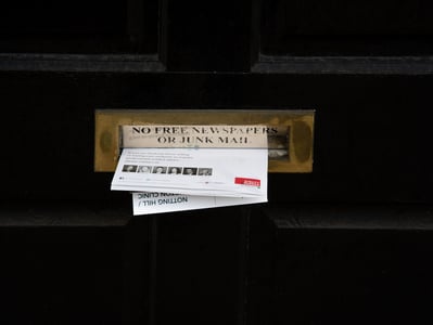 courrier à la porte