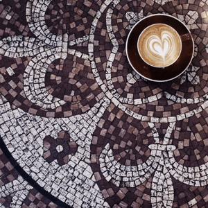 HubSpot-Kaffeetasse-auf-Mosaiktisch