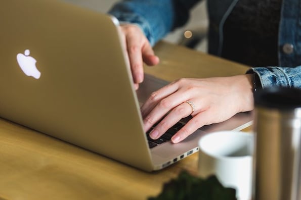 typing-on-apple-computer