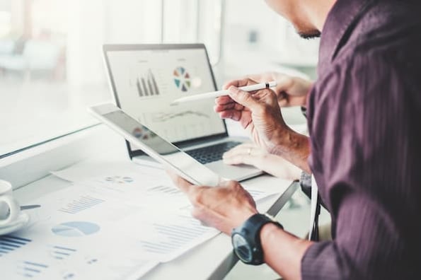 sales managers analyze win rates