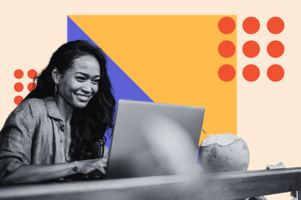 Frau nutzt Laptop und lacht