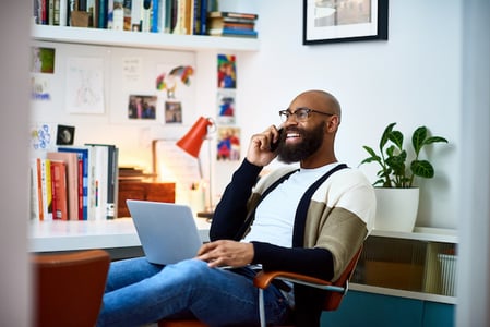 man using wordpress plugins for freelancers