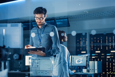 IT professional looking at best wordpress themes
