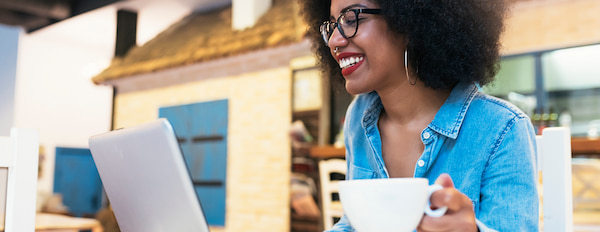 mulher analisa dashboard de marketing em computador 